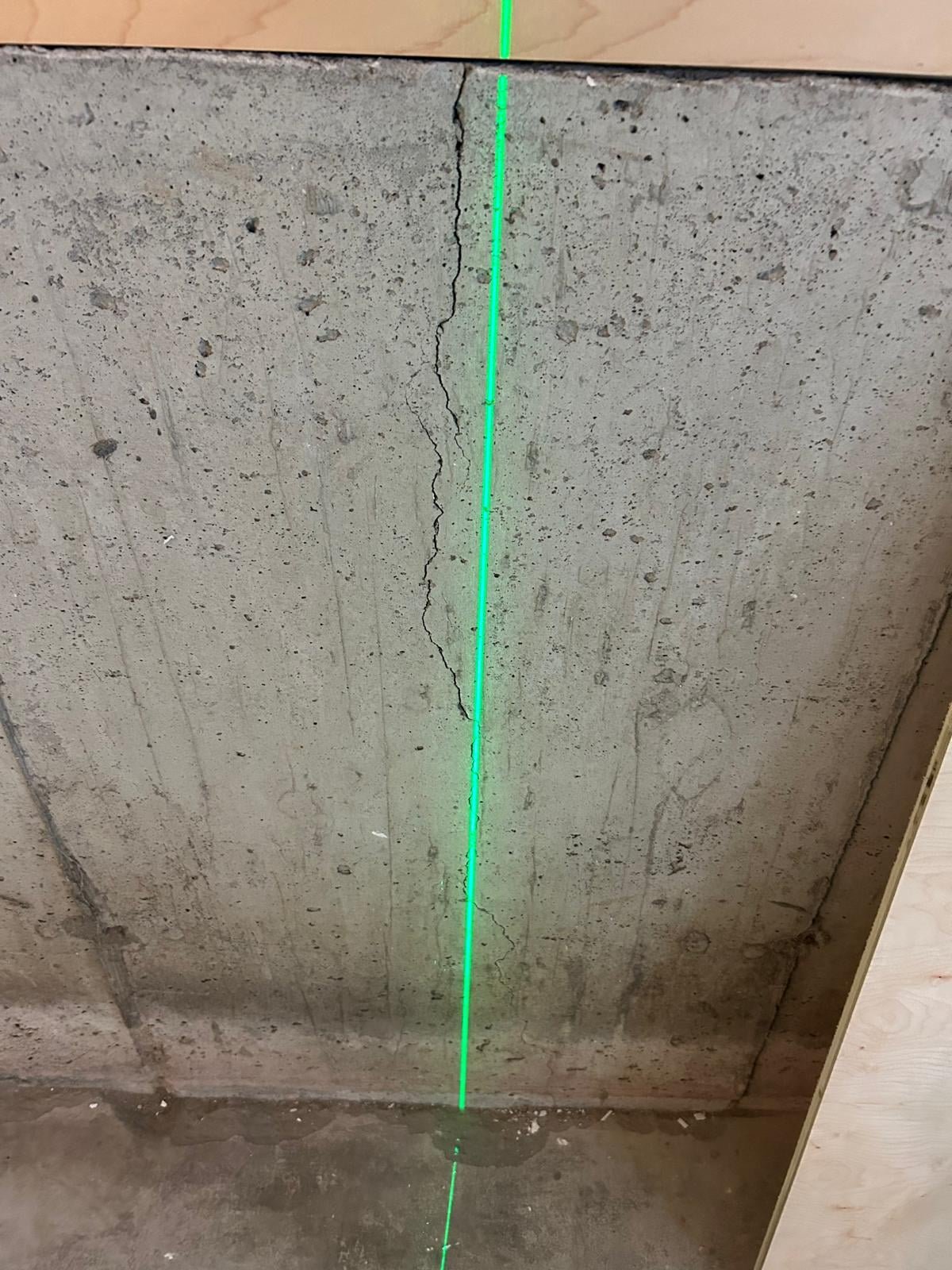 Vertical laser line